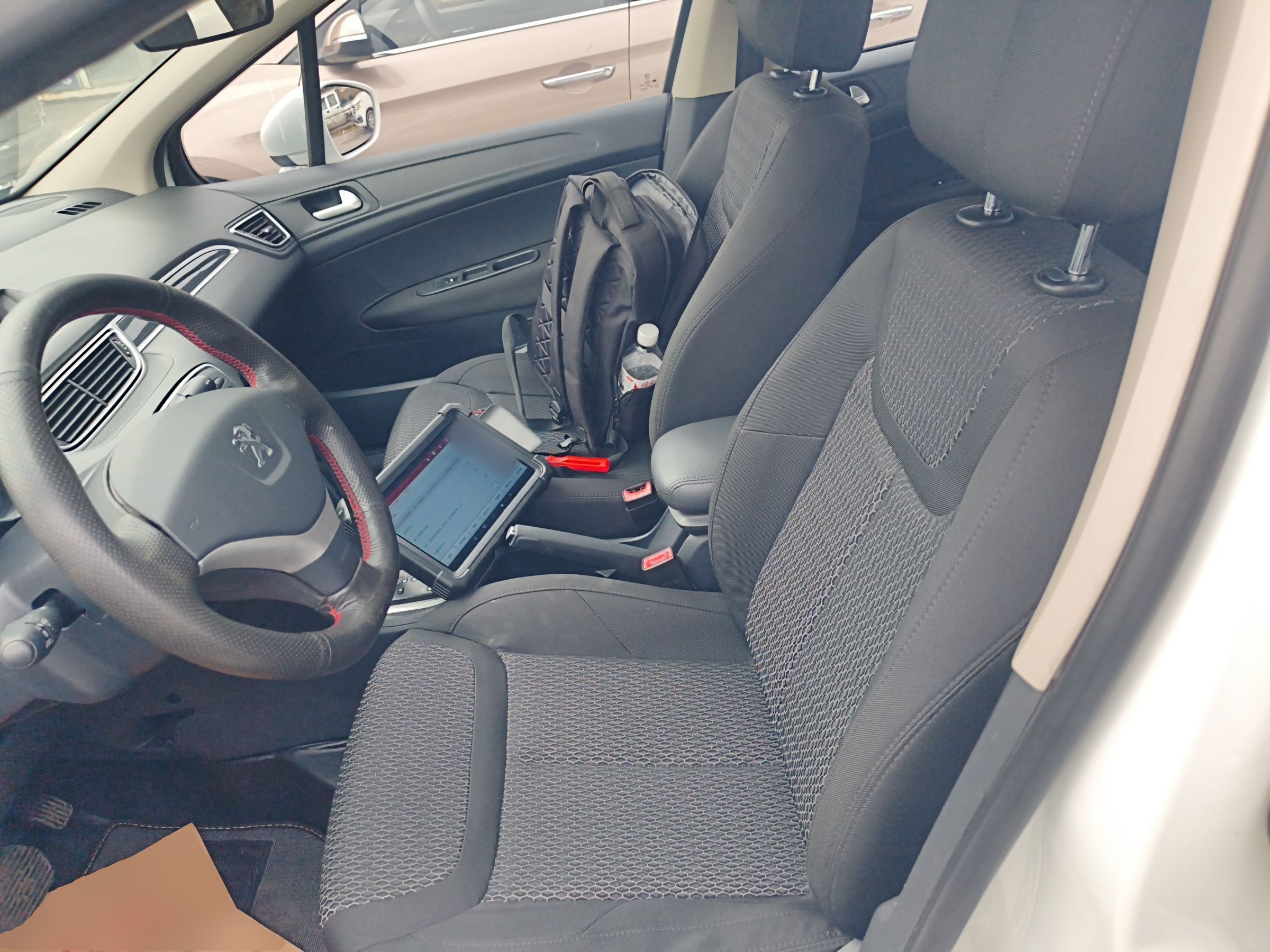 Переднее сиденье в автомобиле