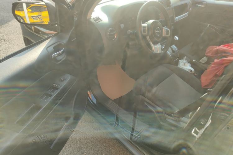 Used Jeep Compass 2015 2.0L two-wheel drive sport version
