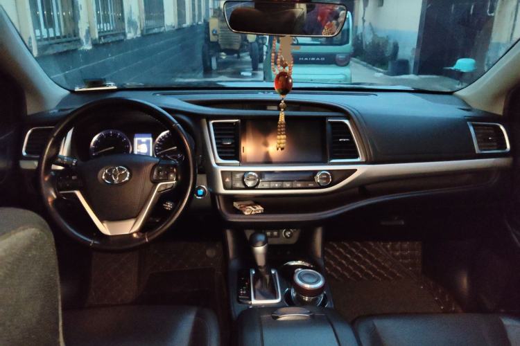 Used Toyota Highlander 2018 2.0T Four-Wheel Drive Prestige Version 7 Seats China VI Standard Center Console