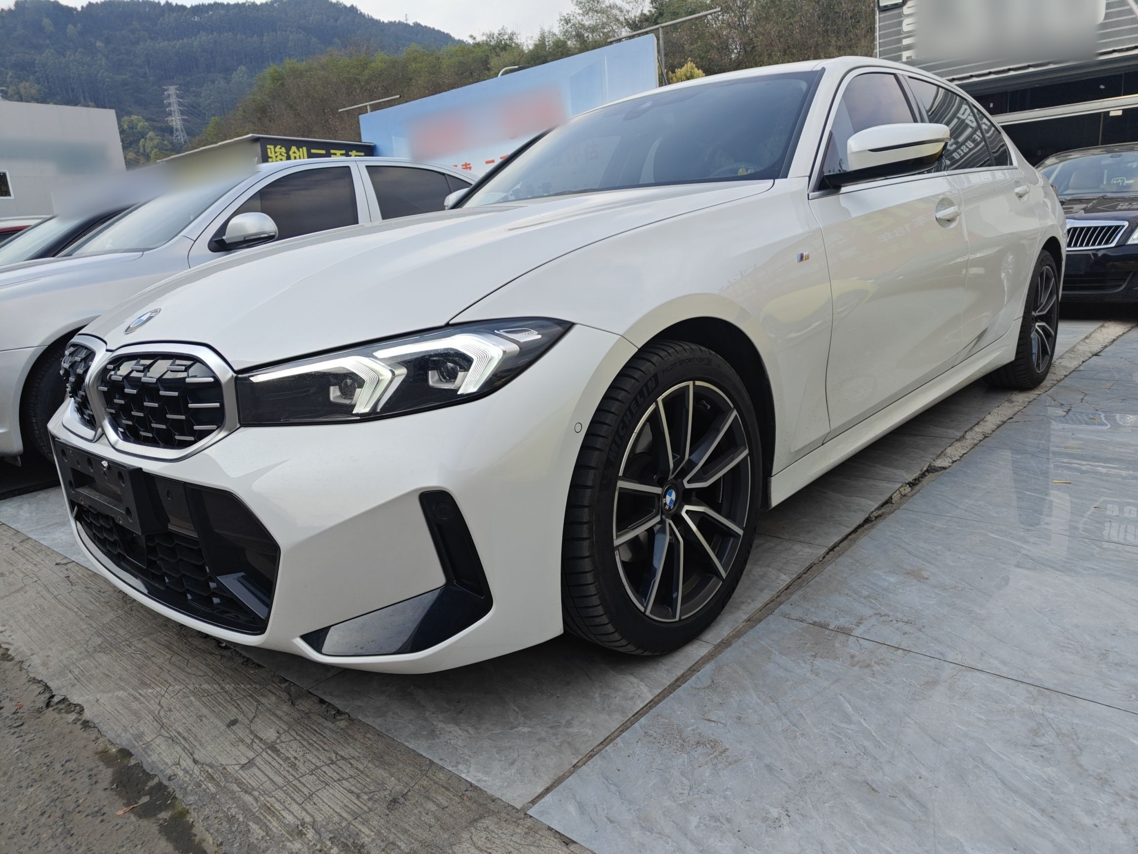 تحت مقدمة السيارة