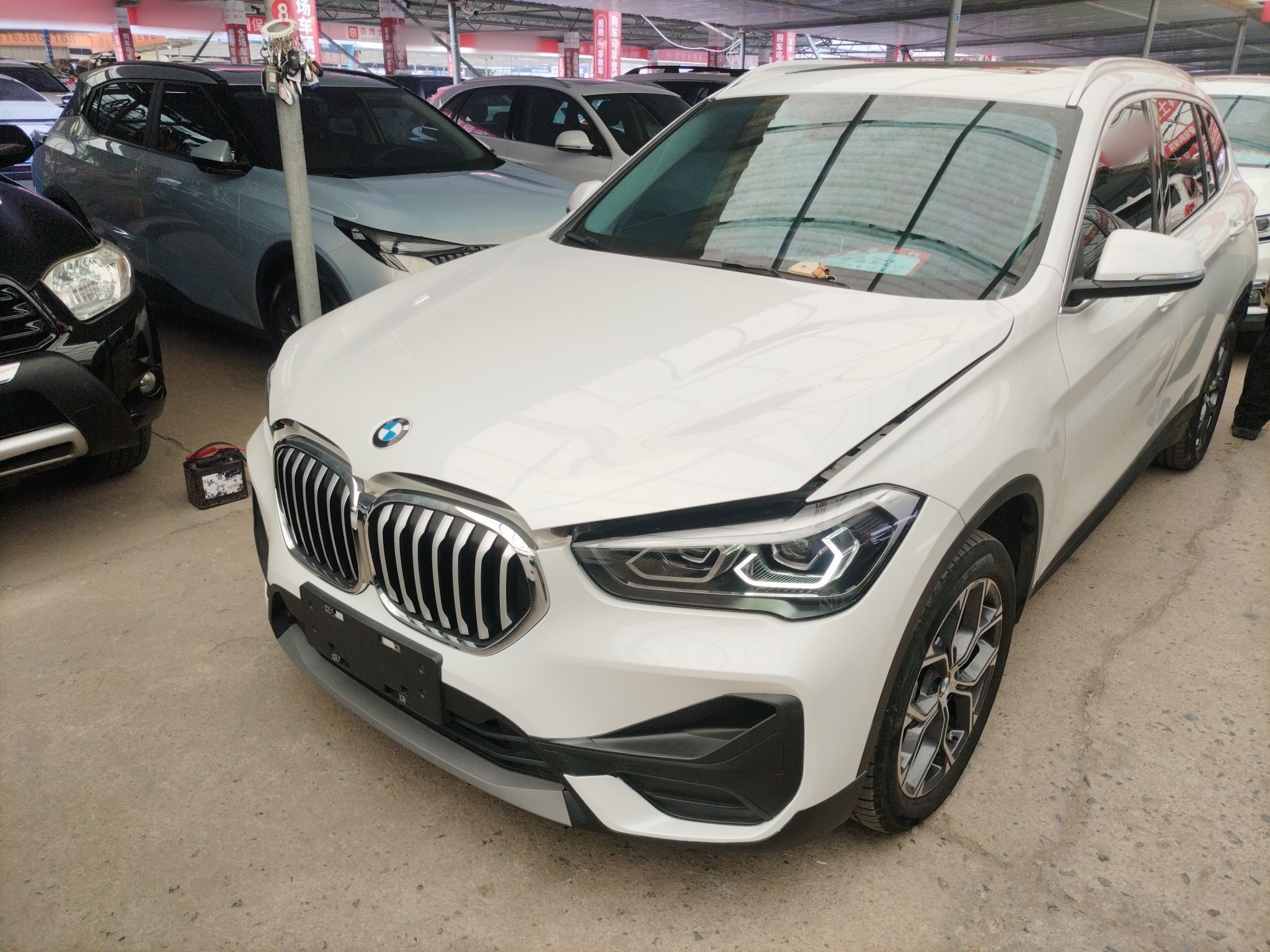 تحت مقدمة السيارة