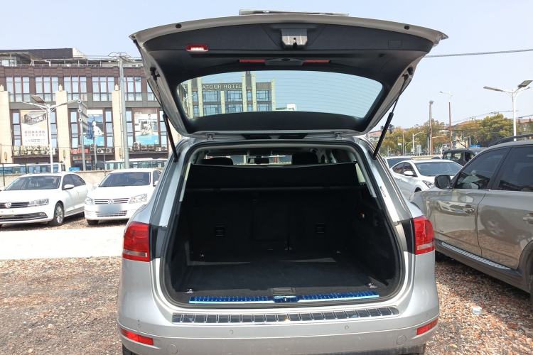 Used Volkswagen Touareg 2011 3.0 TSI Comfort Version Trunk