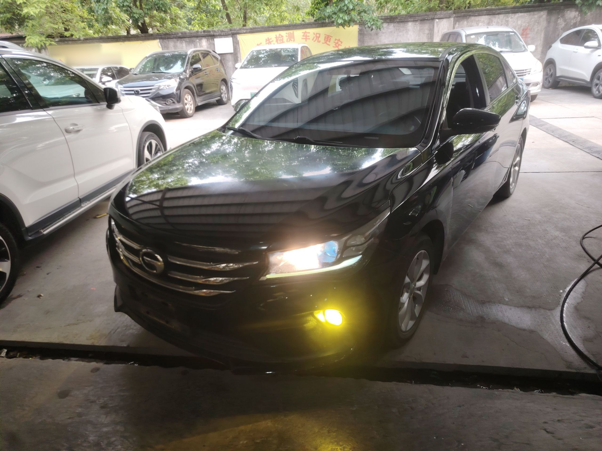 Под передней частью автомобиля