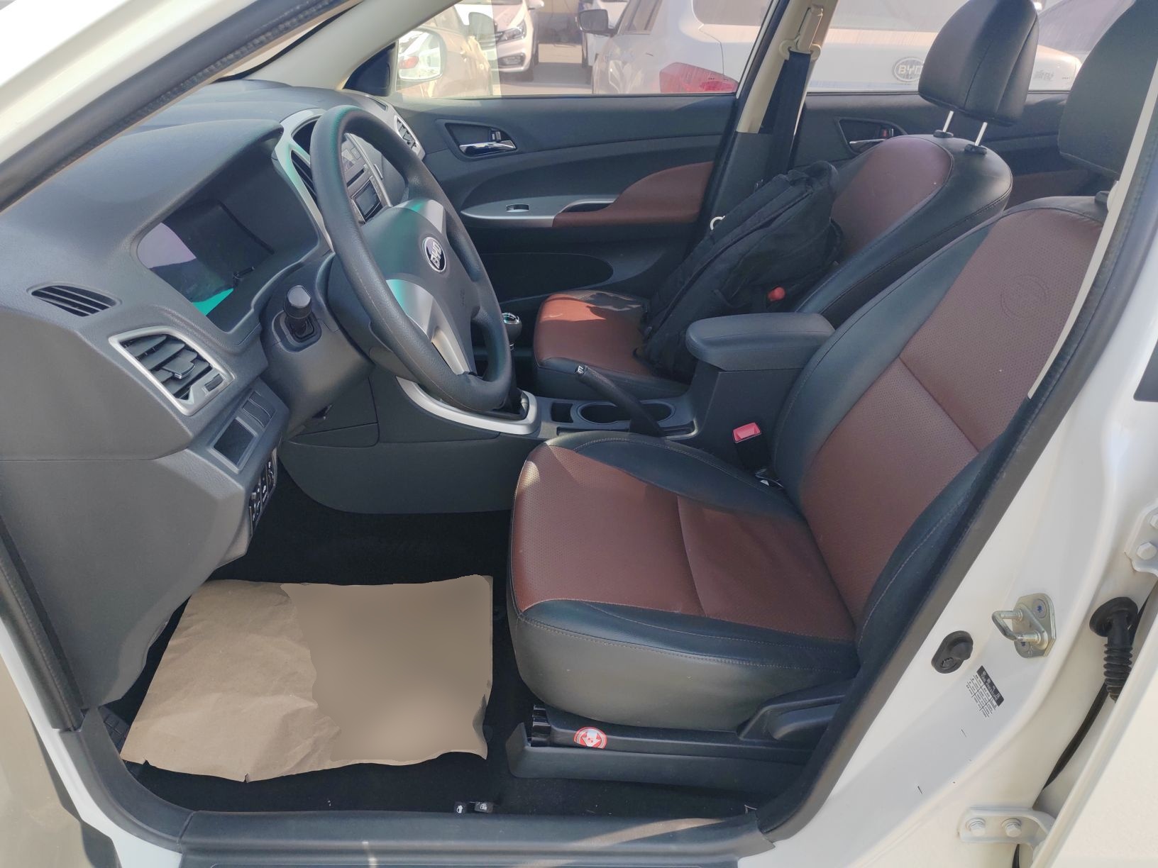 المقاعد الأمامية داخل السيارة