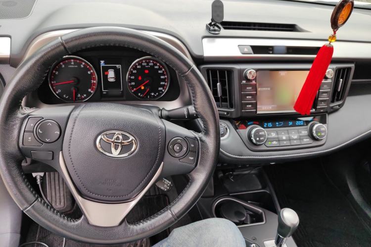 Used Toyota RAV4 2016 2.0L CVT Two-Wheel Drive Smart Edition China V Standard Center Console