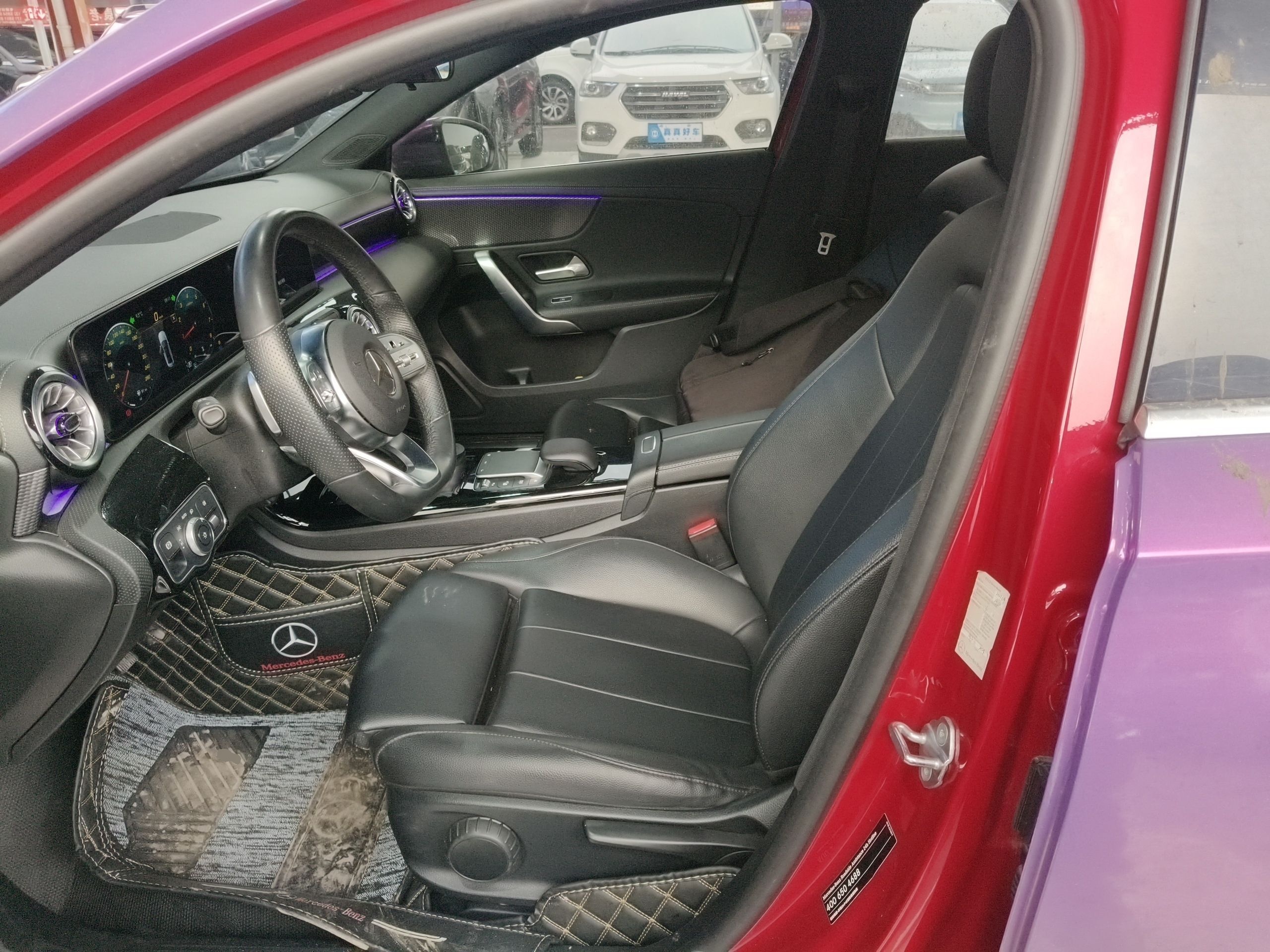 المقاعد الأمامية داخل السيارة