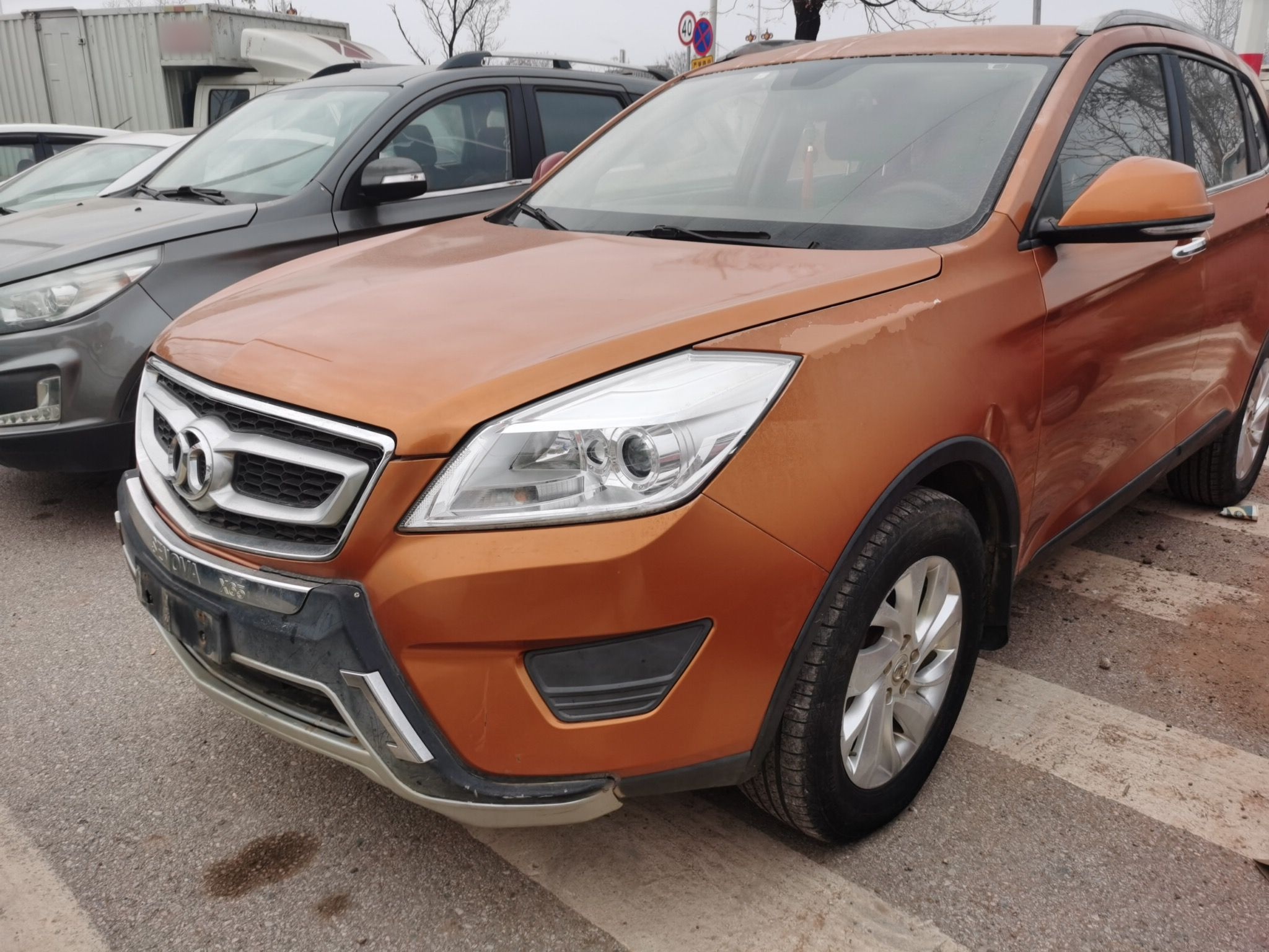 Под передней частью автомобиля