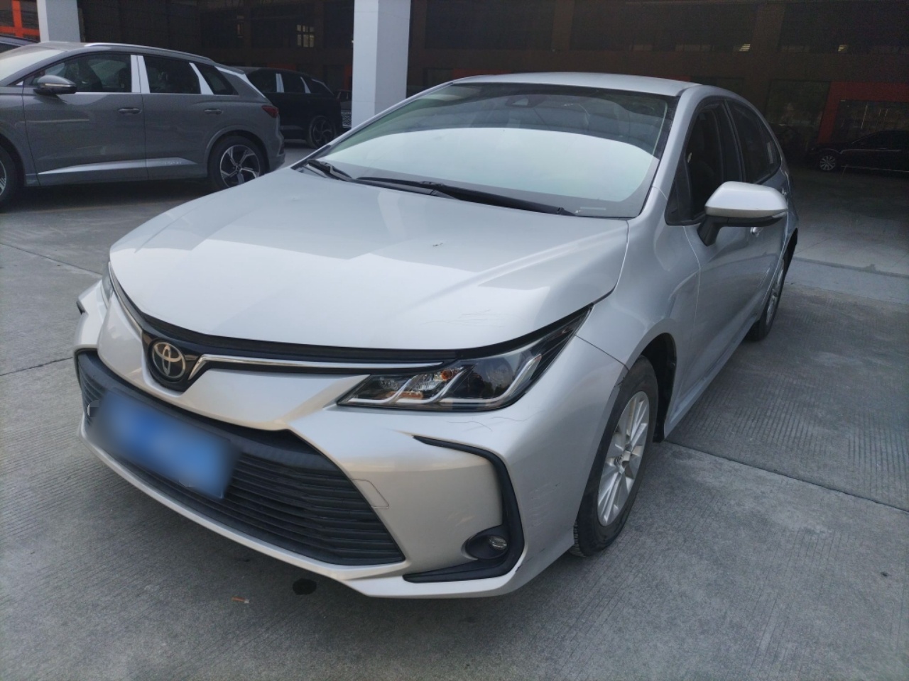 تحت مقدمة السيارة