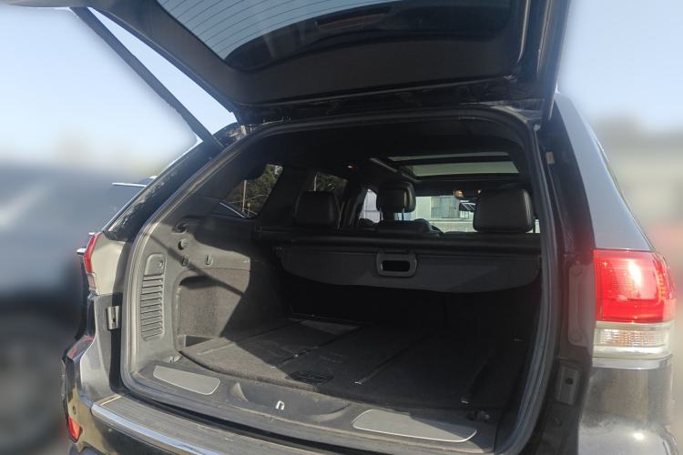 Used Jeep Grand Cherokee 2015 3.0L Elite Navigation Edition Trunk