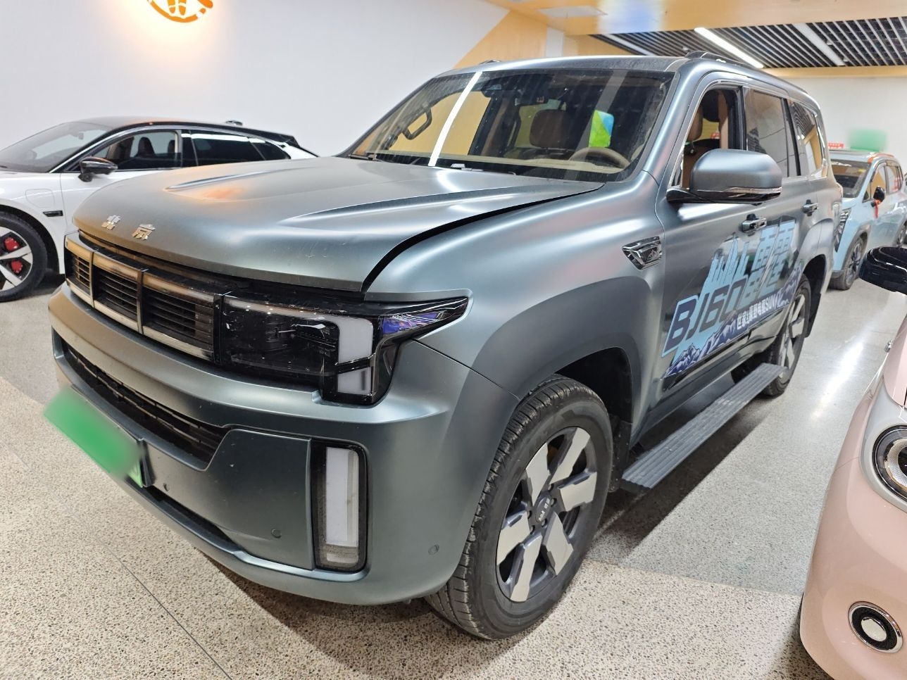 تحت مقدمة السيارة