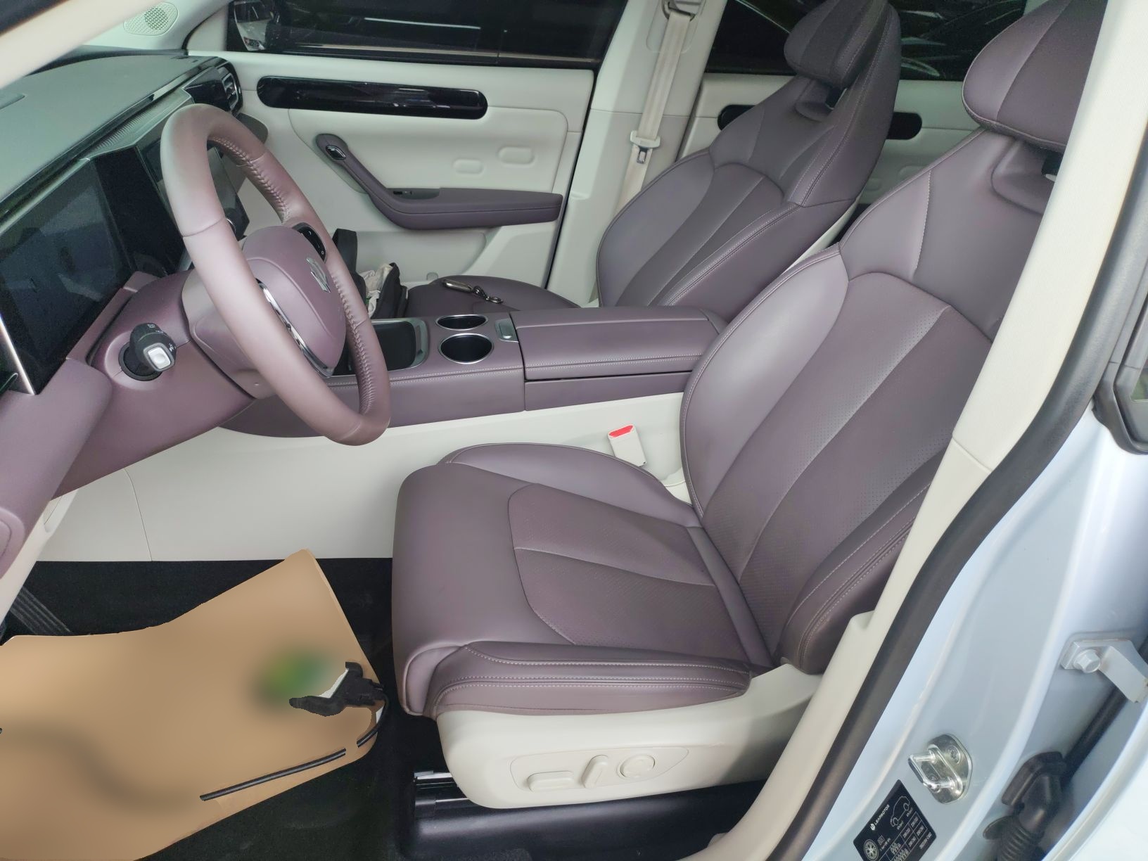 المقاعد الأمامية داخل السيارة