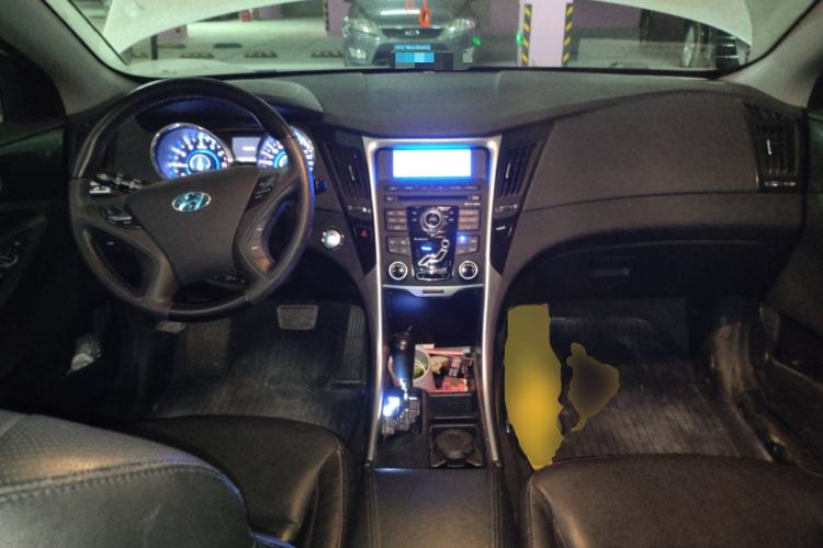 Used Hyundai Sonata 2011 2.0L Automatic Supreme Edition Center Console