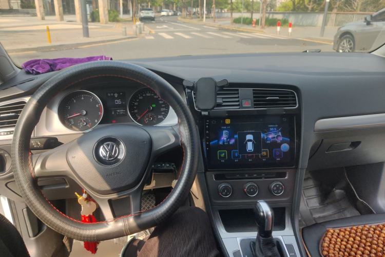 Used Volkswagen Golf 2016 1.6L Automatic Fashion Model Center Console