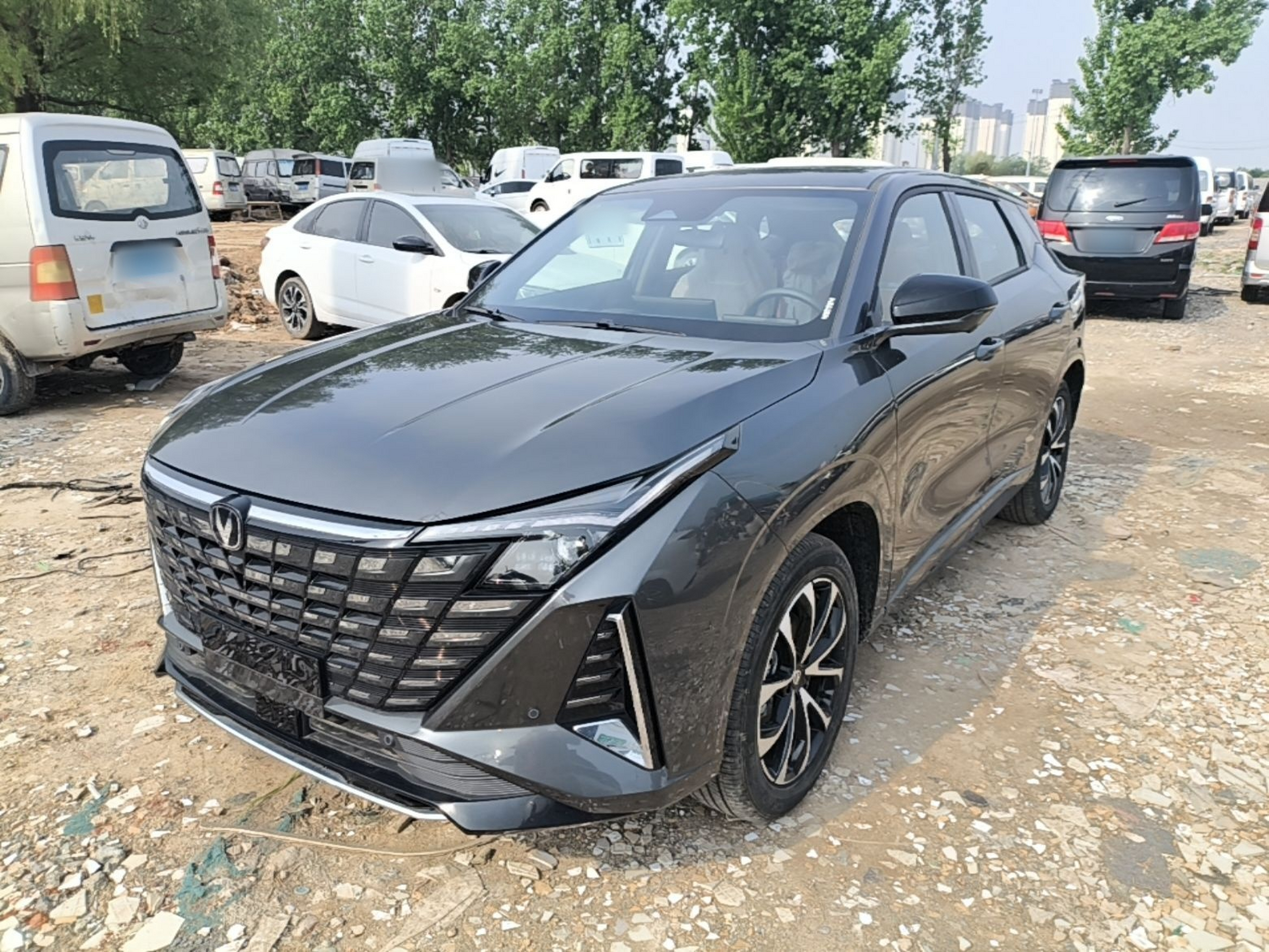 Под передней частью автомобиля