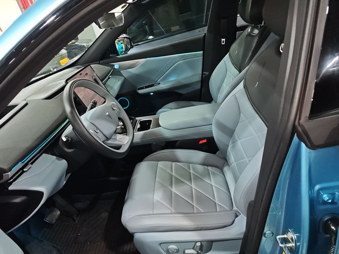 المقاعد الأمامية داخل السيارة