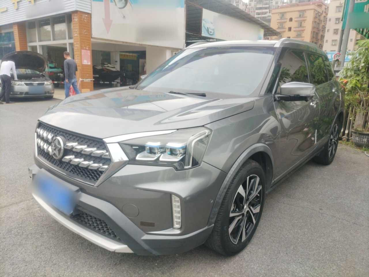 تحت مقدمة السيارة