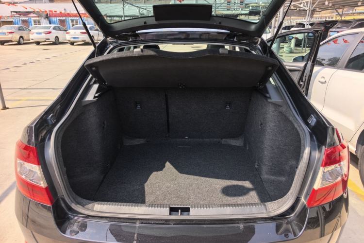 Used Skoda Octavia 2016 1.6L Manual Smart Drive Version Trunk