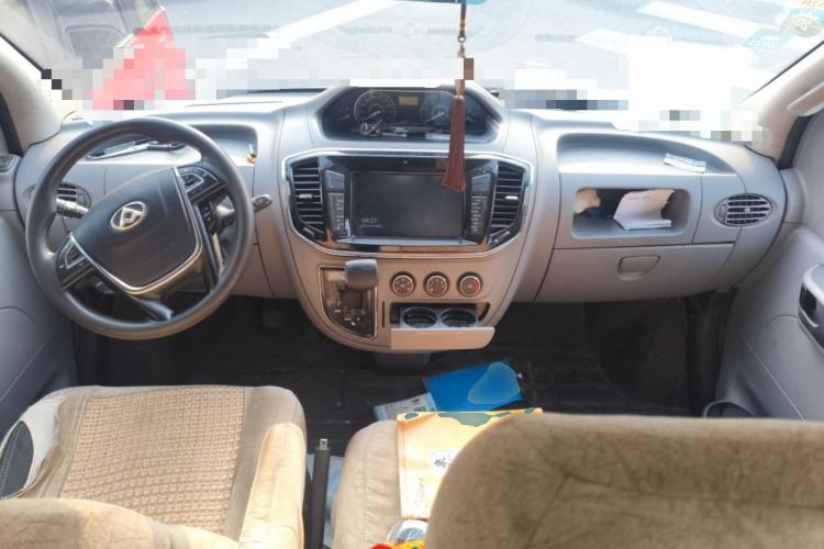 Used SAIC MAXUS Xintu V80 2018 2.5T AMT Elite Edition Short Wheelbase Mid-Roof Design 5-6 Seater Center Console