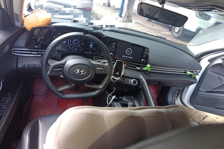 Used Hyundai Elantra 2021 1.5L CVT GLX Elite Edition Center Console