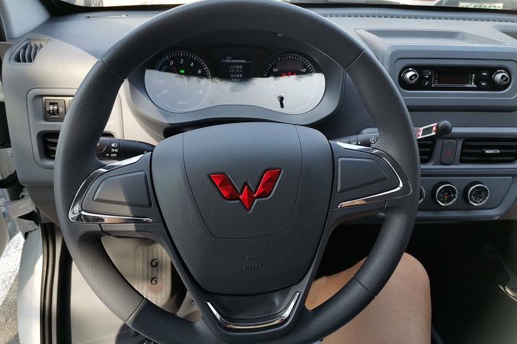 Used Wuling Yangguang 2024 300KM Comfort Version Passenger Van 75kW