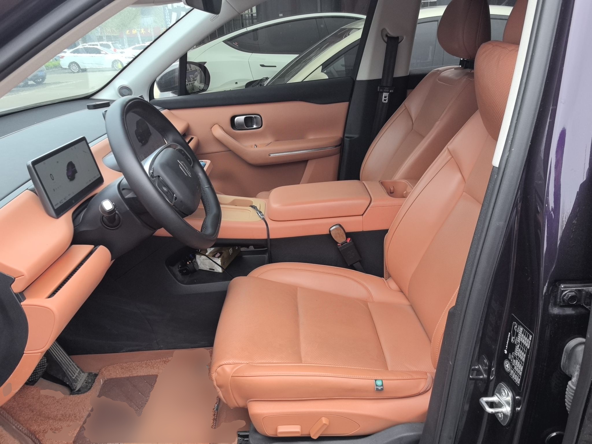 المقاعد الأمامية داخل السيارة