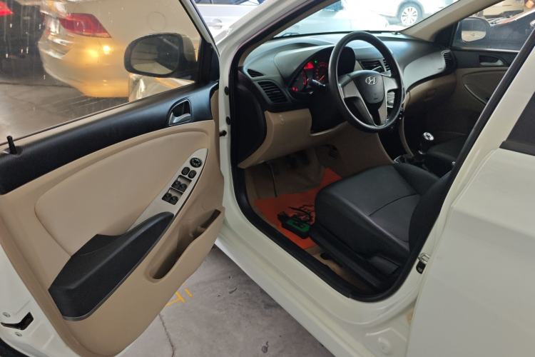 Used Hyundai Verna (older generation) 2014 1.4L Manual Smart GLS Trim Driver Seat