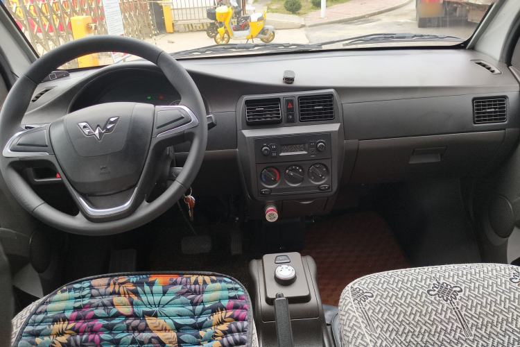 Used Wuling Rongguang EV 2022 Base Model Enclosed-Window Vehicle with 5 Seats Powered by Penghui Battery