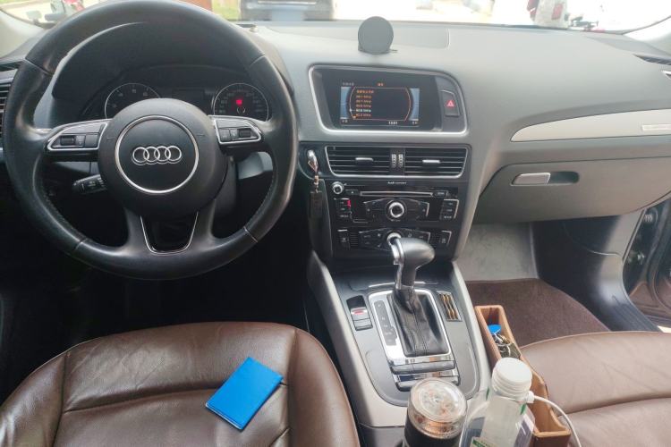 Used Audi Q5 2017 Plus 40 TFSI Ambition Model Center Console