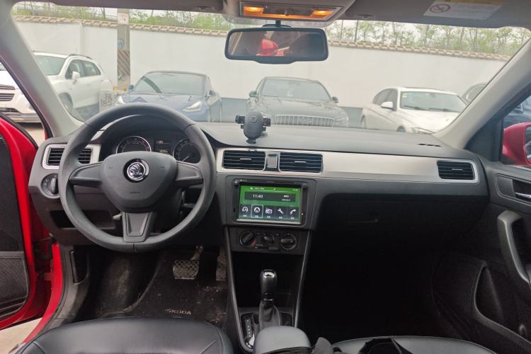 Used Skoda Rapid Spaceback 2016 Revised 1.6L Automatic Chuanxing Version Center Console