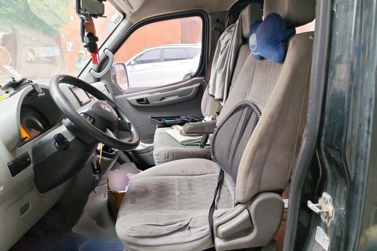 Used Dongfeng Yufeng 2015 2.5T Lingyun Edition Box Truck comes standard with the short-wheelbase mid-roof ZD25 model. Left Front Seat