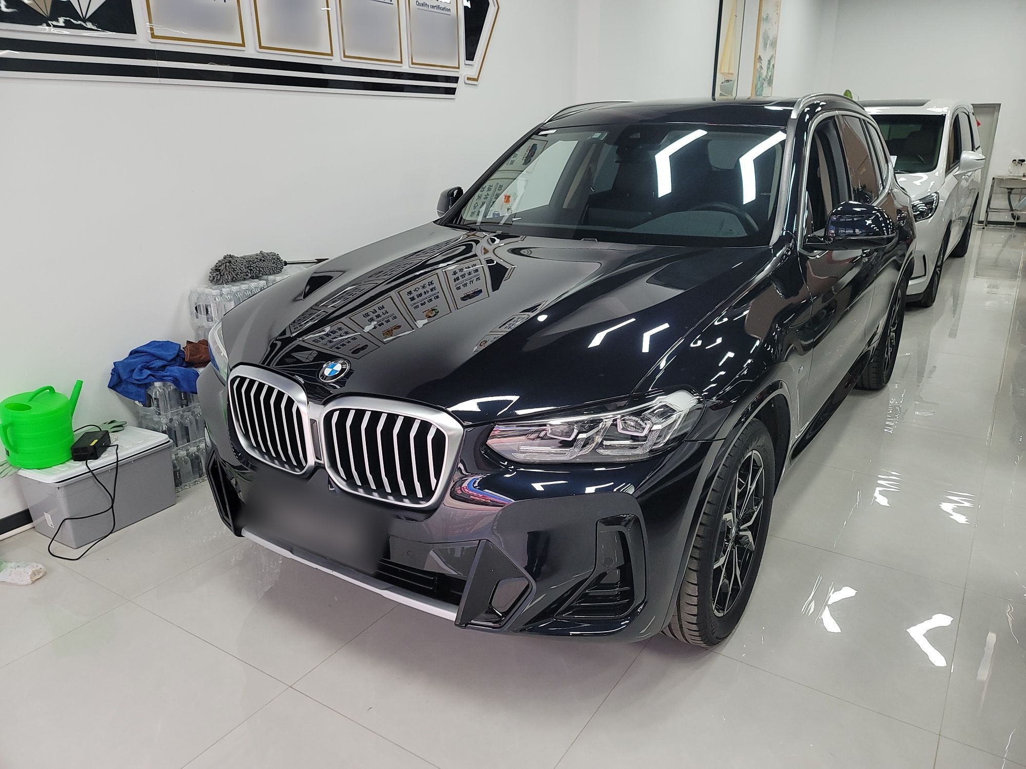 تحت مقدمة السيارة