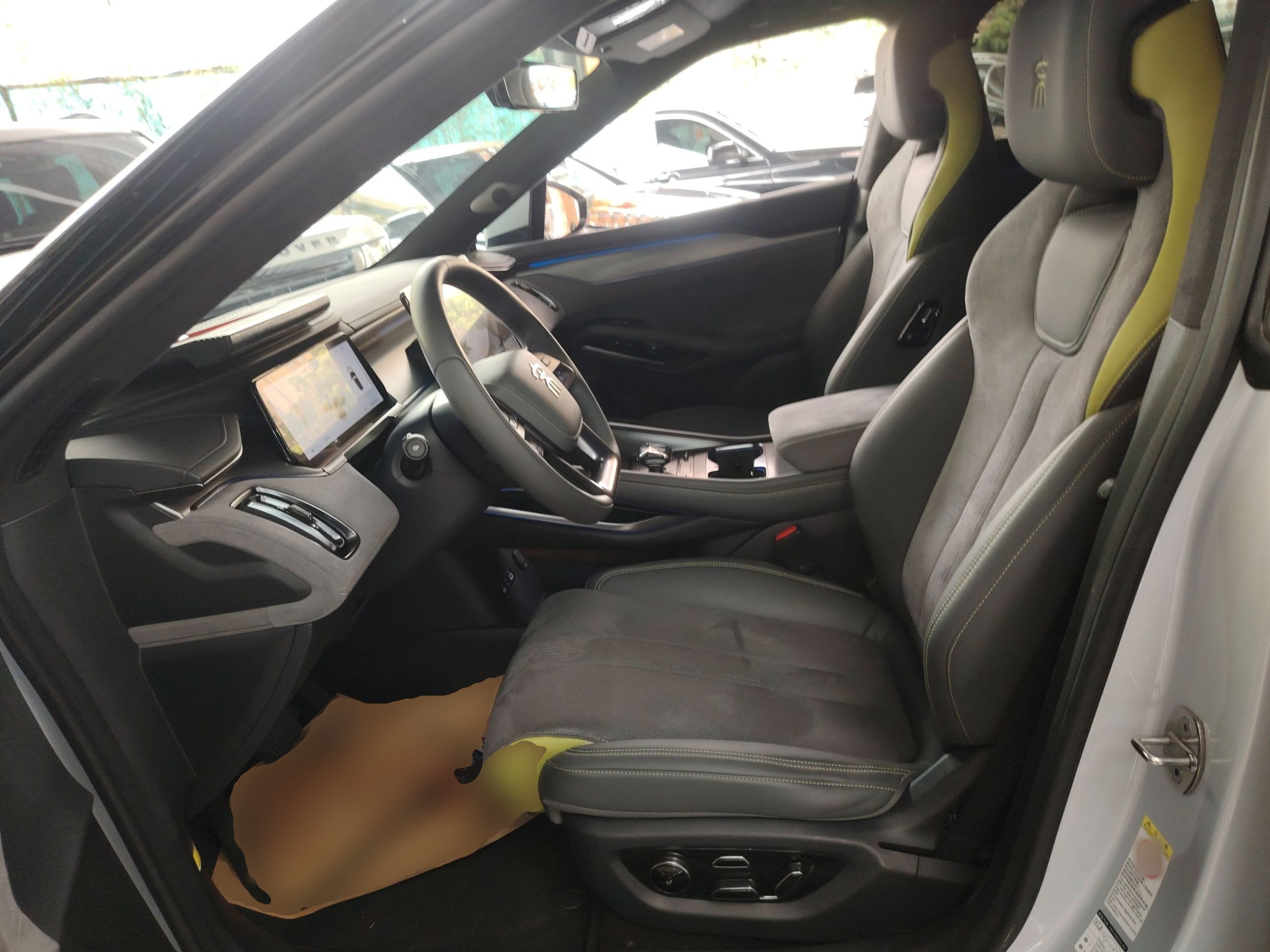 Переднее сиденье в автомобиле