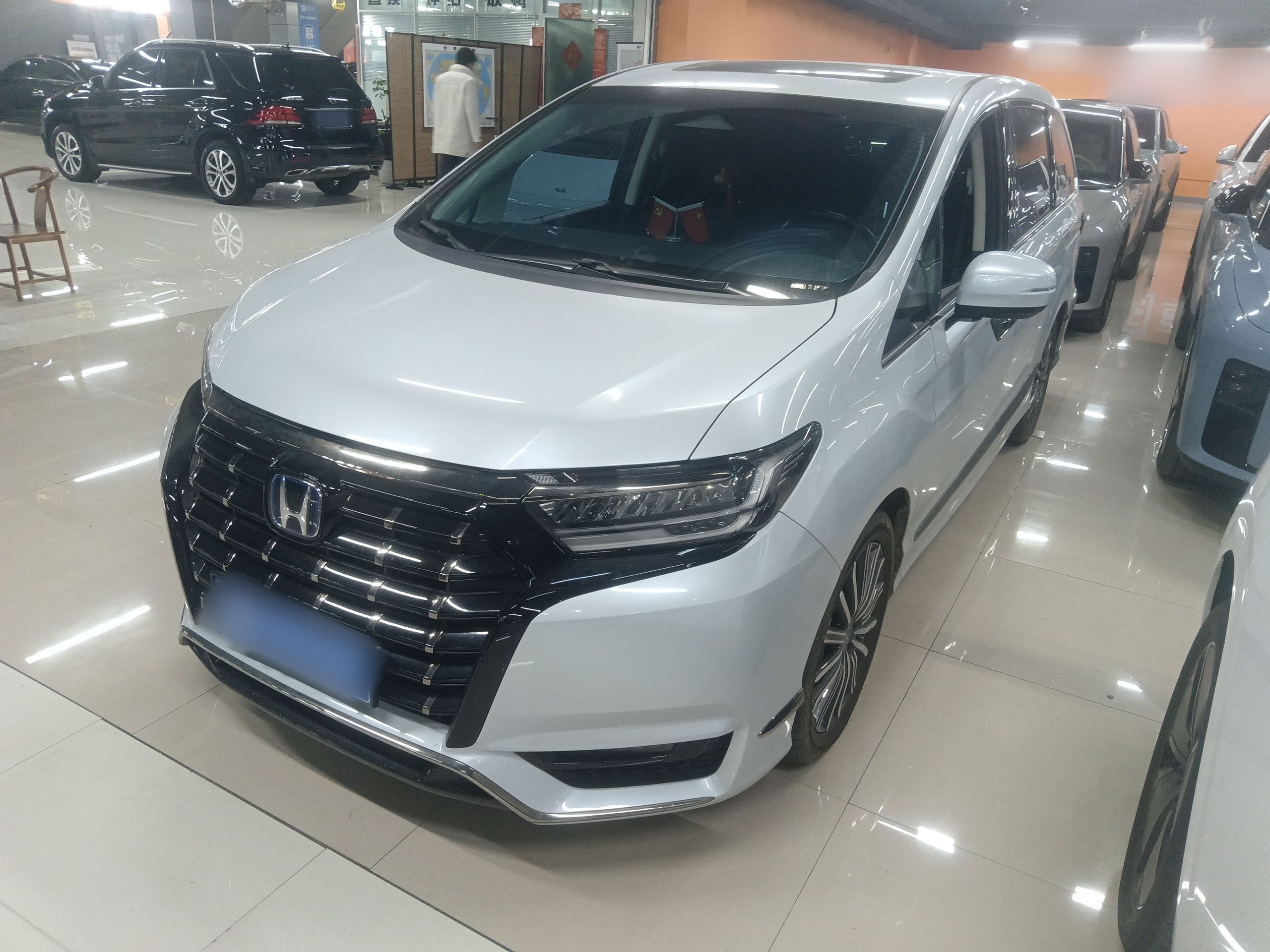 تحت مقدمة السيارة