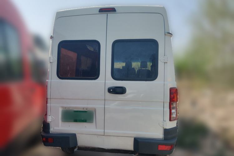 Used Iveco Daily 2020 2.5T A35 Passenger Van Single-Tire Mid-Roof Design 5-9 Seater with Sliding Side Door Meeting China VI Emission Standards
