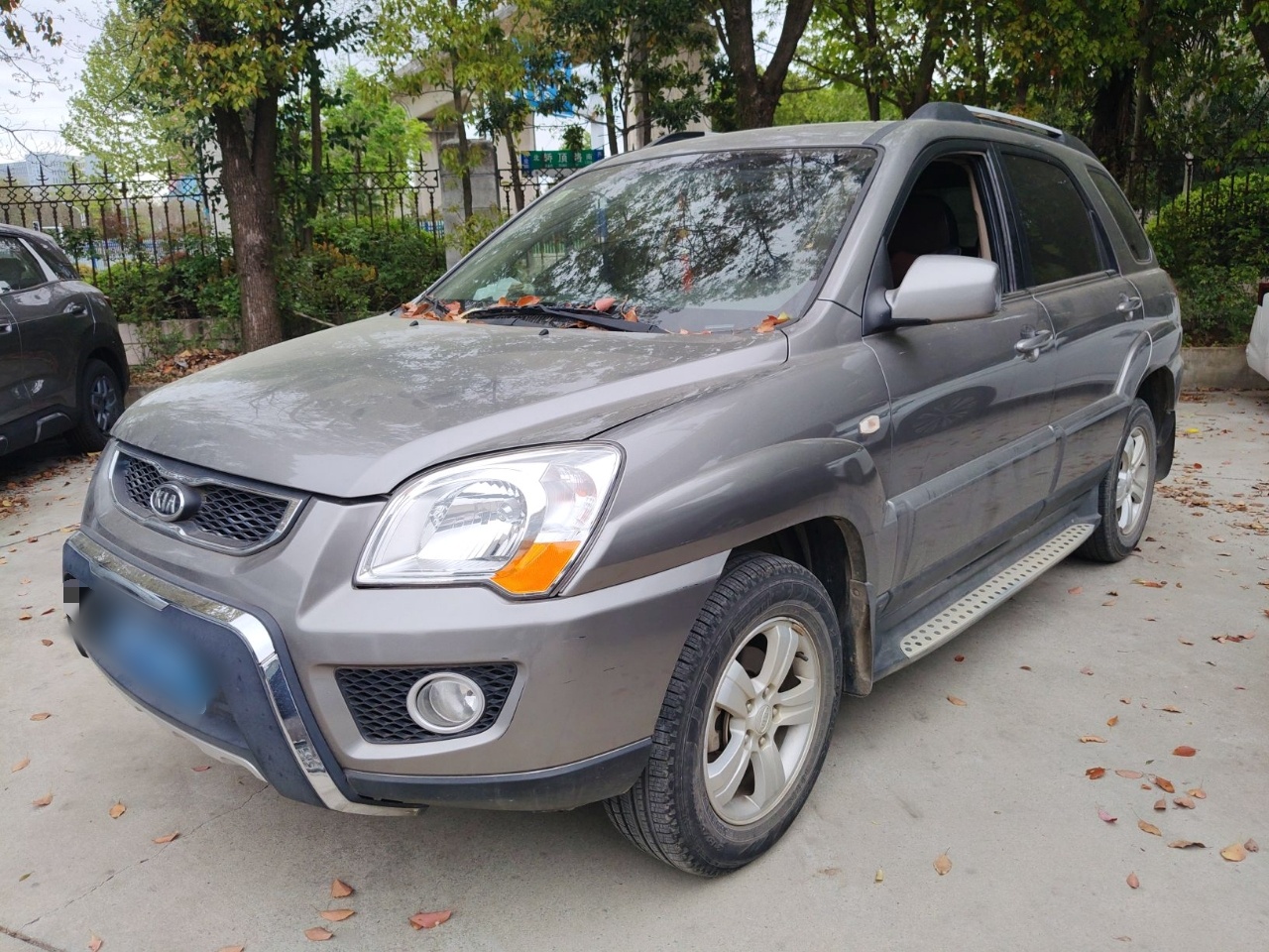 تحت مقدمة السيارة