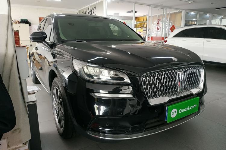 Used Lincoln Corsair 2022 Revised Version 2.0T Two-Wheel Drive Premium Edition Front Right 45 Deg