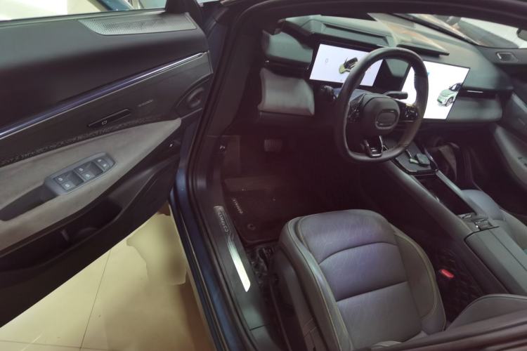 Used Lynk & Co 08 EM-P 2025 220 km All-Wheel-Drive Performance Halo