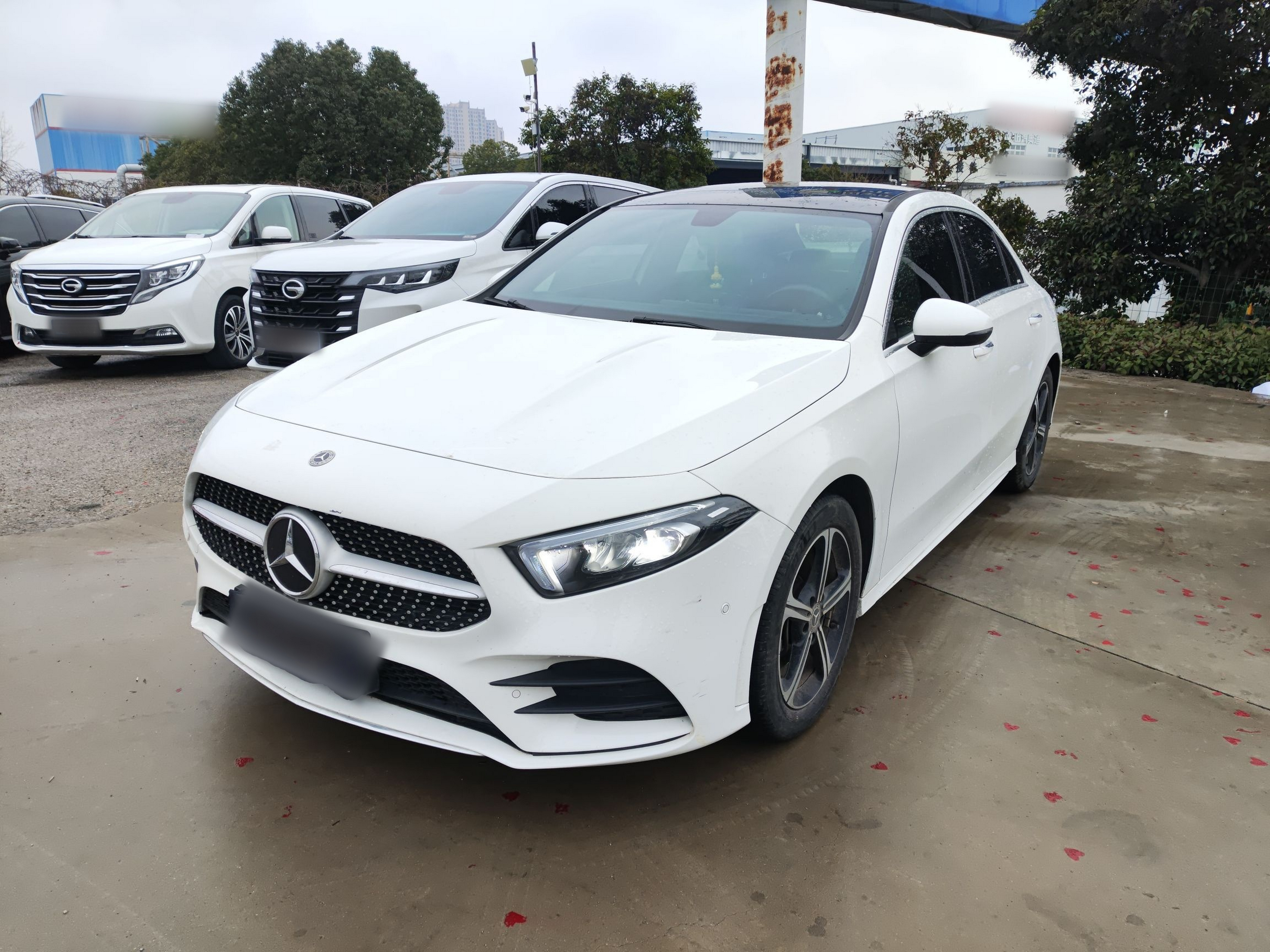 تحت مقدمة السيارة