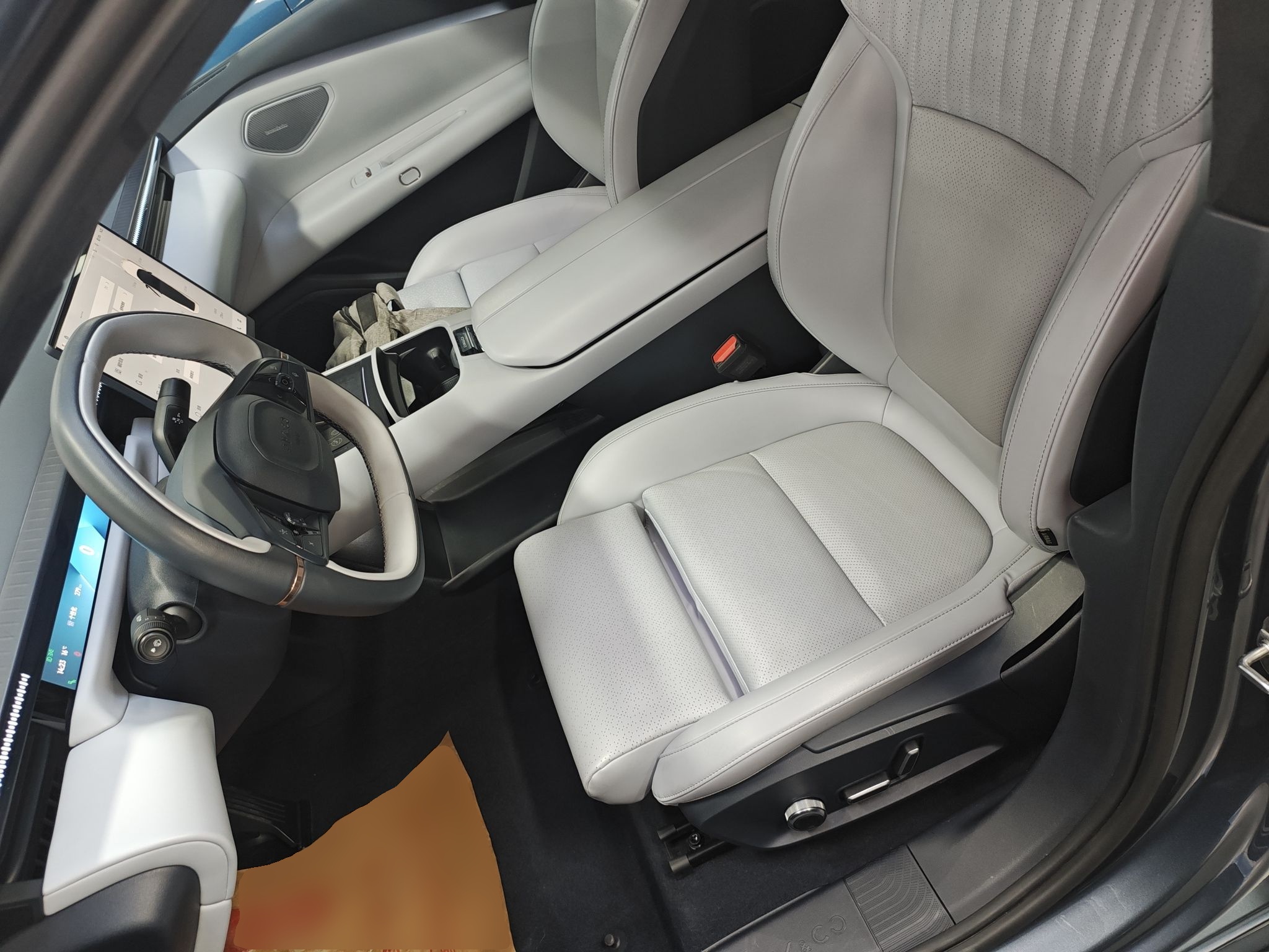 Переднее сиденье в автомобиле