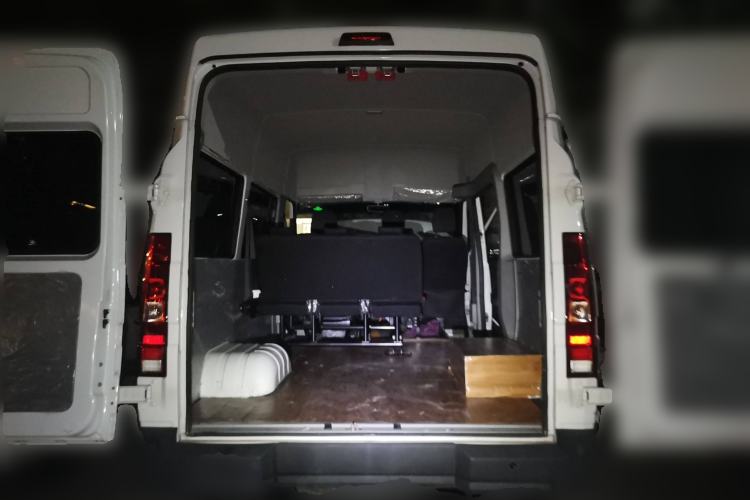 Used Iveco Daily 2022 2.5T A37 M1 Passenger Van 5-9 Seats Long Wheelbase Mid-Roof Design Dual Tires Side Sliding Doors