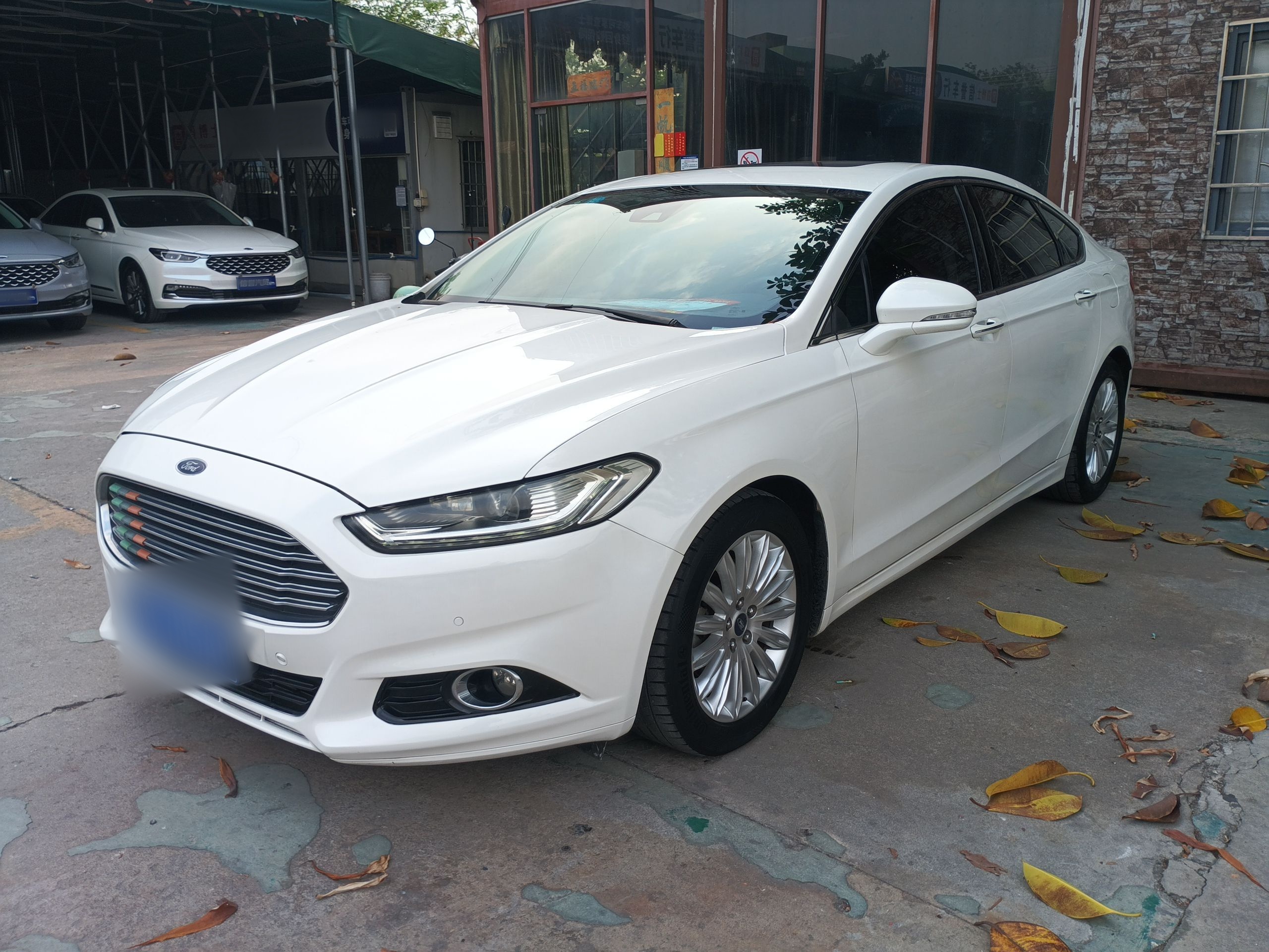 Под передней частью автомобиля