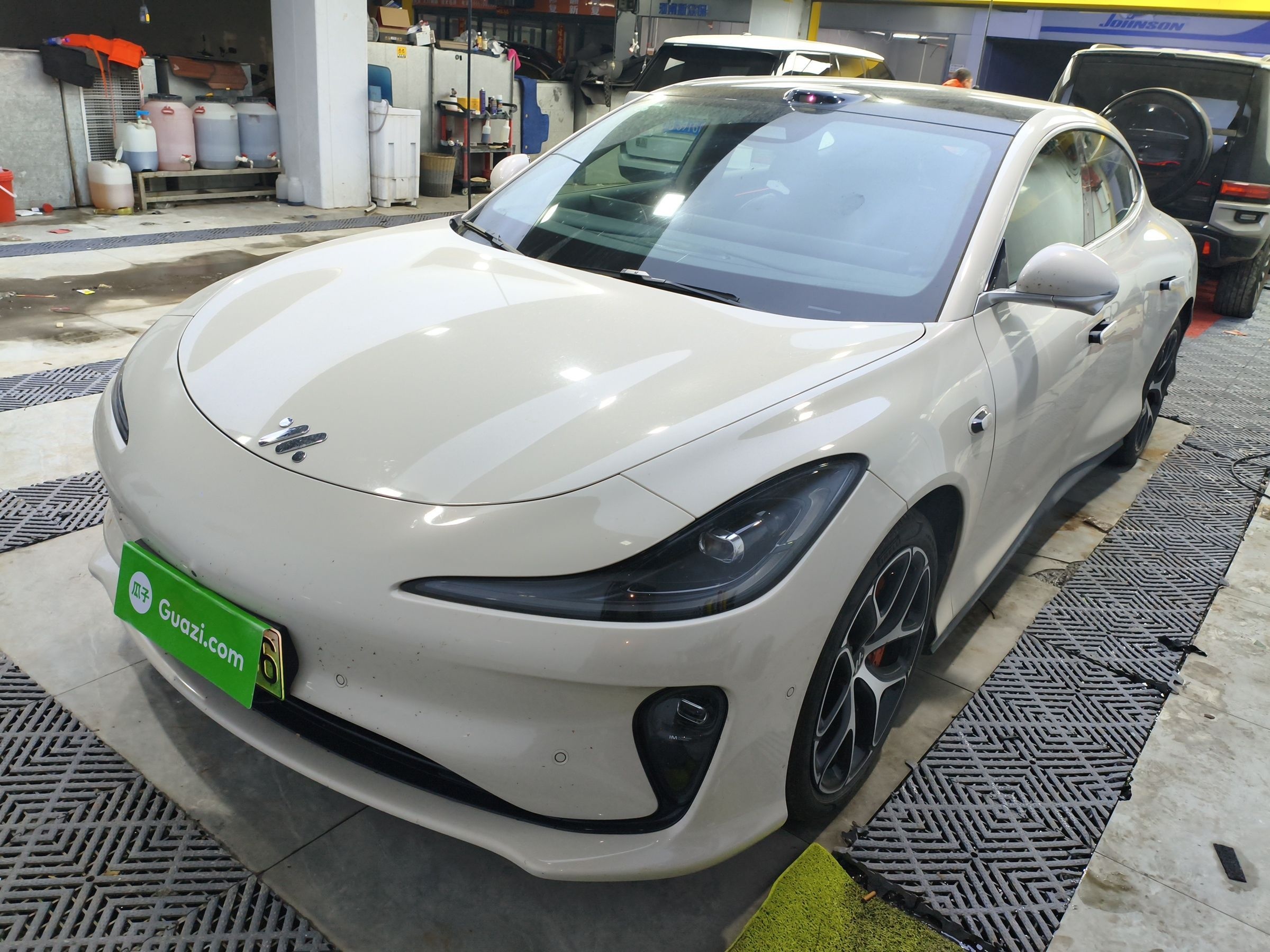 تحت مقدمة السيارة