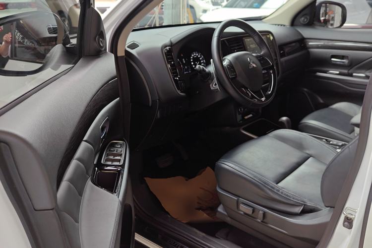 Used Mitsubishi Outlander 2019 2.4L Two-Wheel Drive ZhiXing Version 5 Seats China V Emission Standard Driver Seat