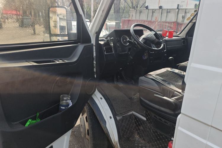 Used Iveco Daily 2021 2.5T A35 M1 Passenger Van 5-9 Seater Short Wheelbase Mid-Roof Design Dual Tires Manual Doors Driver Seat