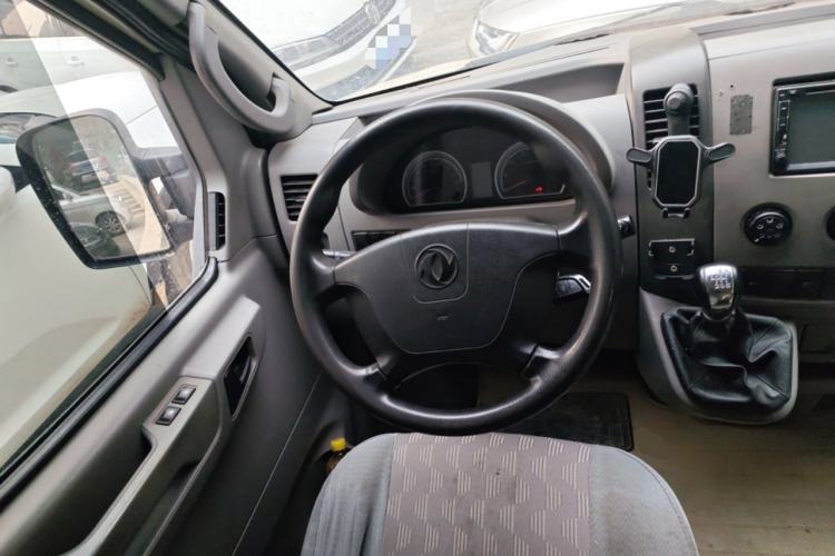 Used Dongfeng Yufeng 2014 2.5T YuliBao Logistics Vehicle Standard Features Include Short Wheelbase with Mid-Roof ZD25