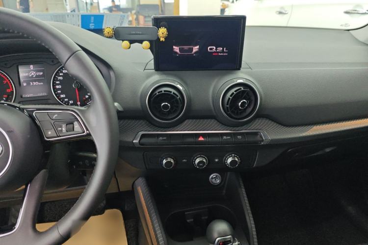 Used Audi Q2L 2018 35 TFSI Launch Exclusive Edition China VI Center Console