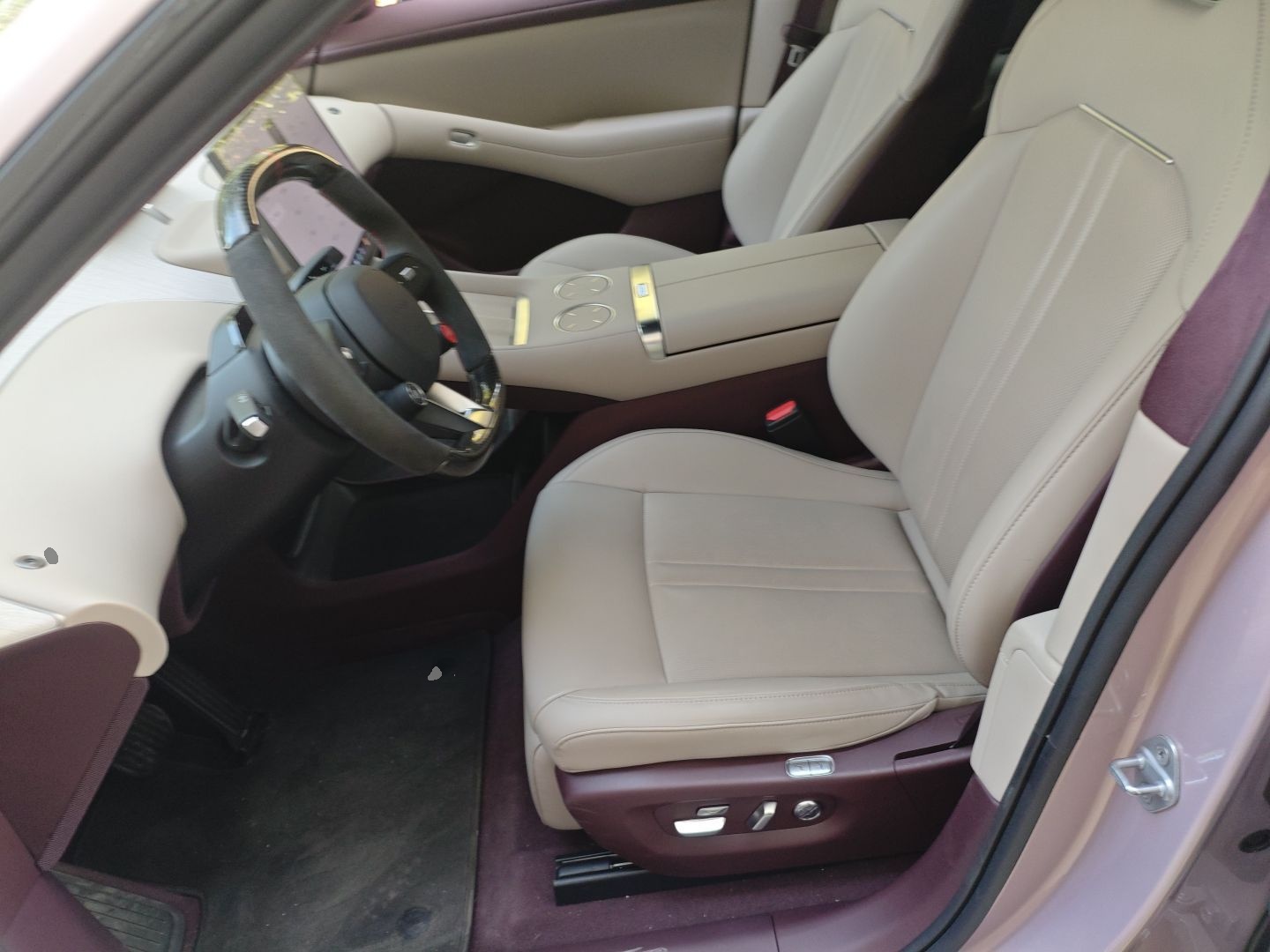 المقاعد الأمامية داخل السيارة