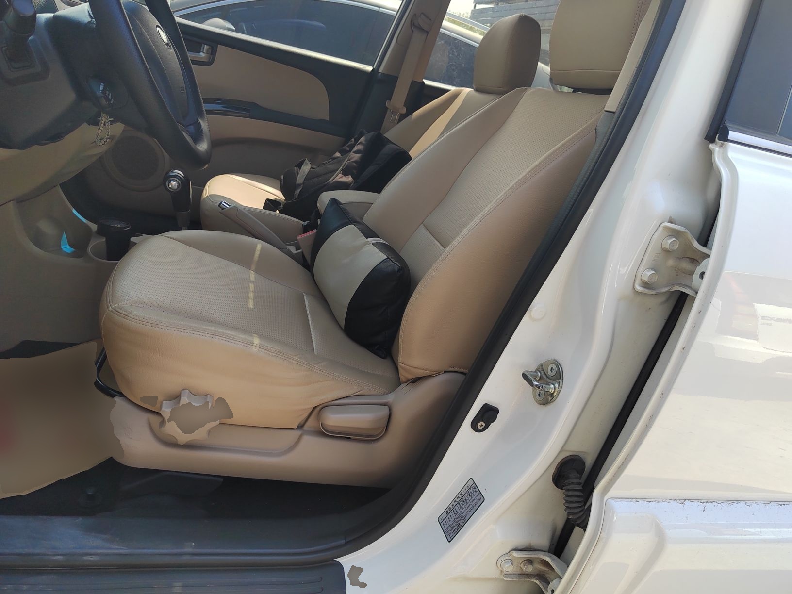 المقاعد الأمامية داخل السيارة