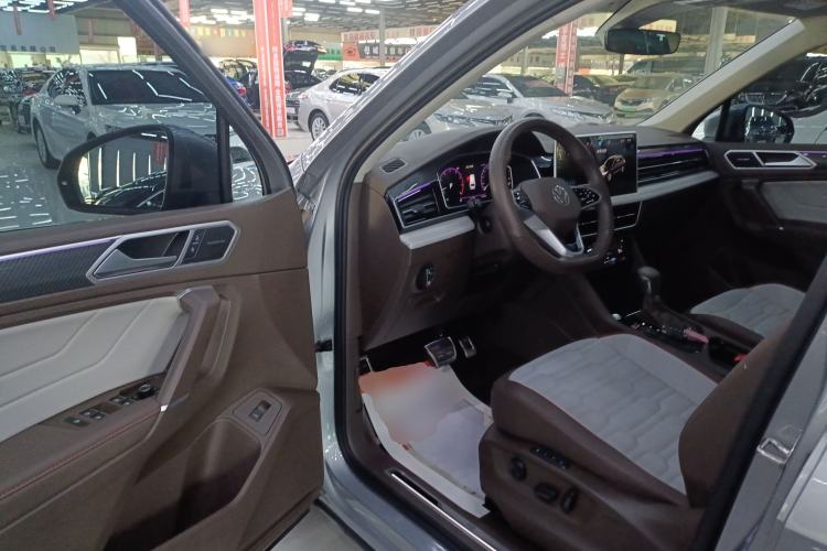 Used Volkswagen Tiguan L 2023 330TSI Automatic Two-Wheel Drive R-Line Flagship Edition
