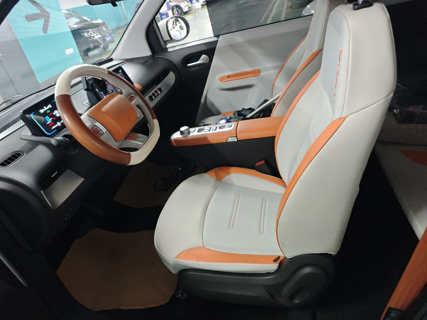 المقاعد الأمامية داخل السيارة